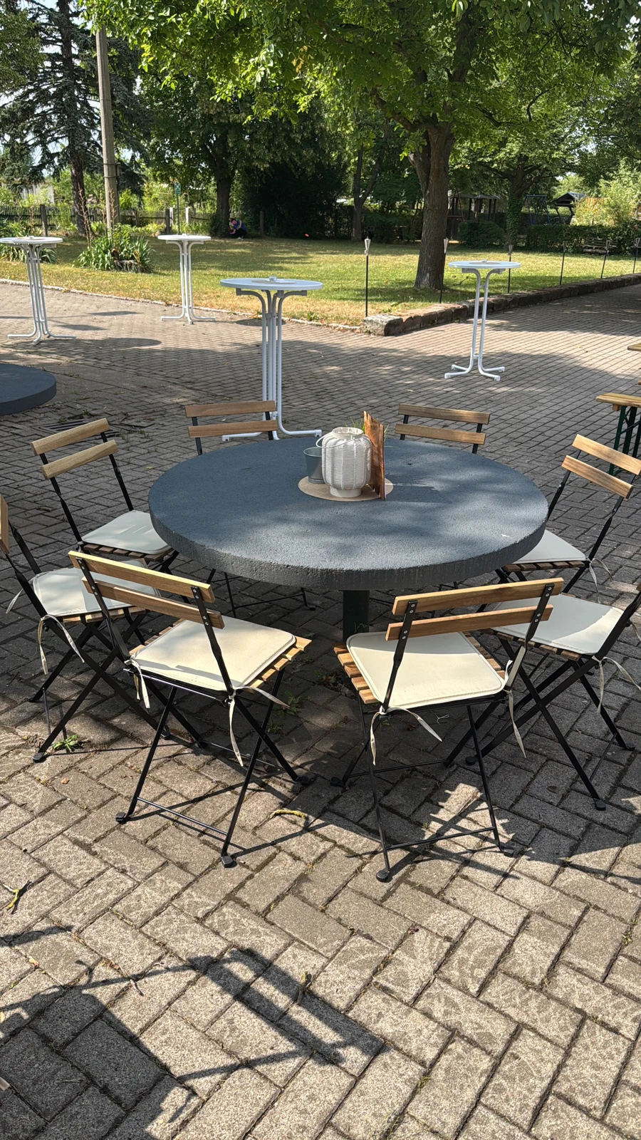Sitzplatz unter Bäumen im Garten der Parzelle 8