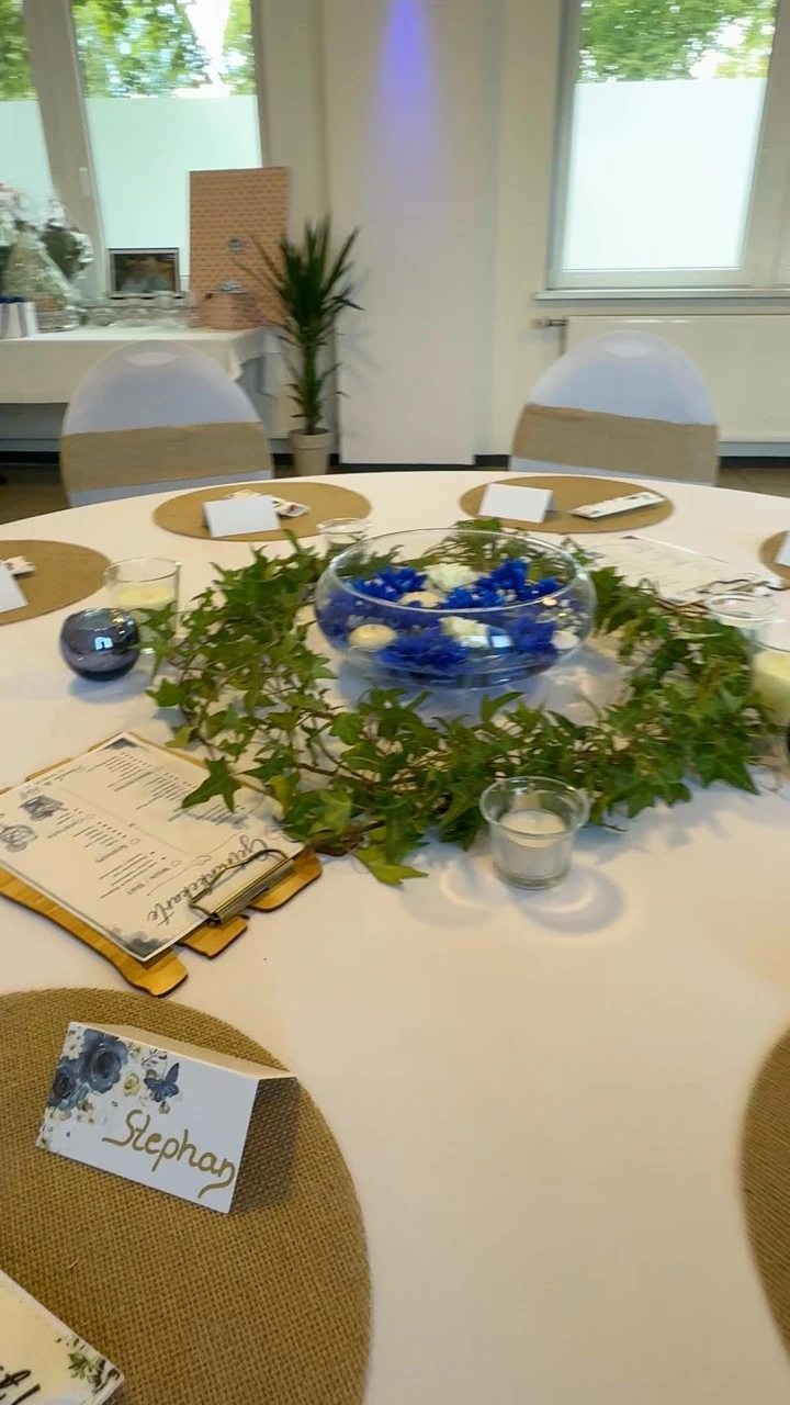 Blumenschmuck und liebevoll gedeckte Plätze für eine festliche Feier